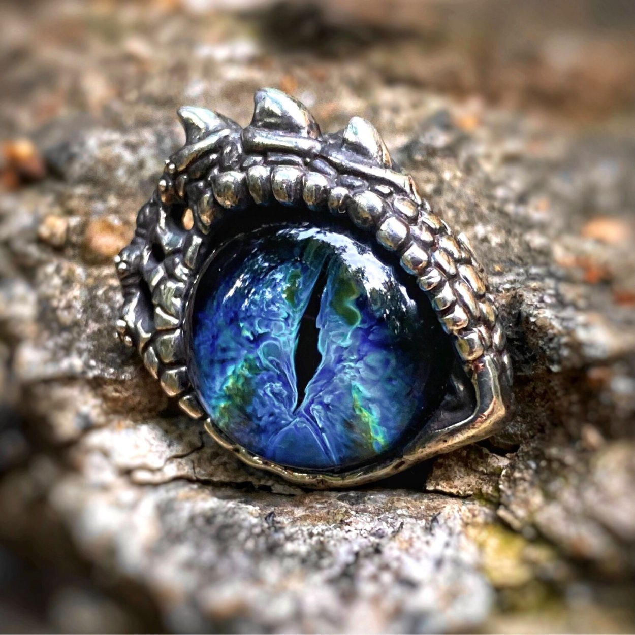 Дракон с голубыми глазами