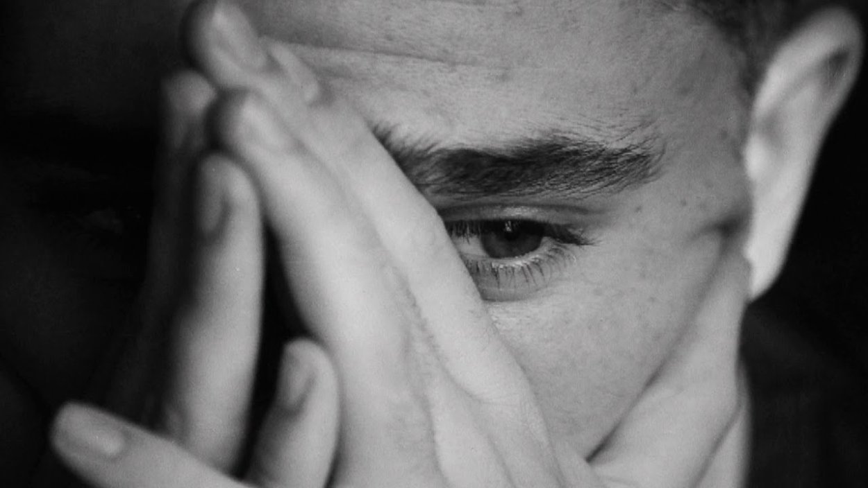 Парень плачет