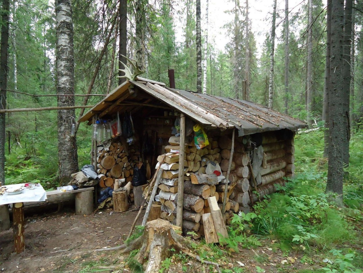 Заимка охотника в тайге