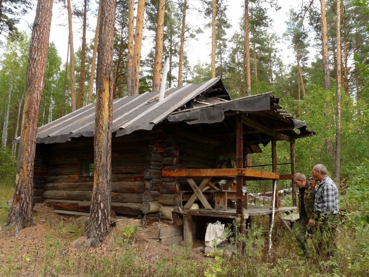 Заимка охотника в тайге