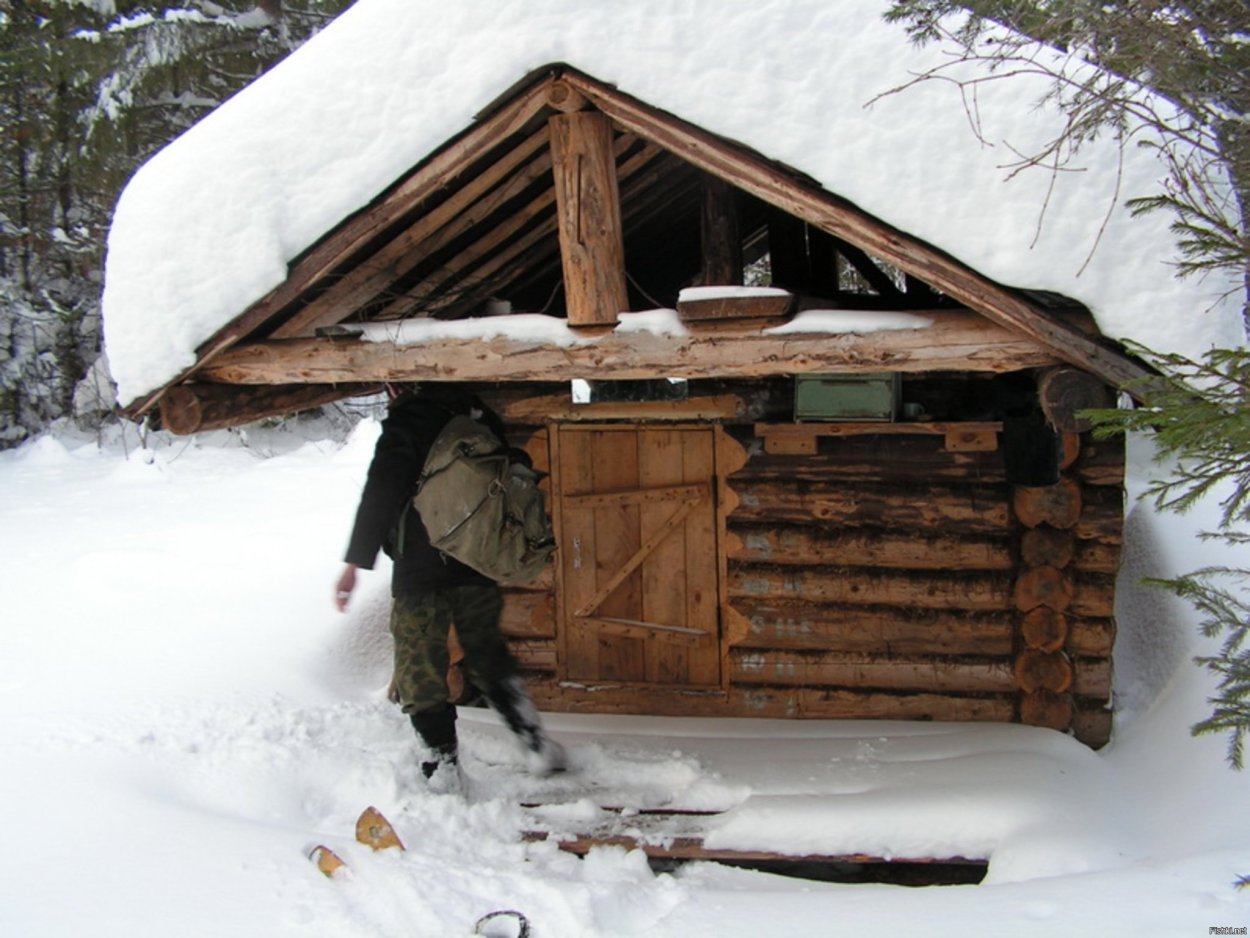 Зимняя охотничья избушка