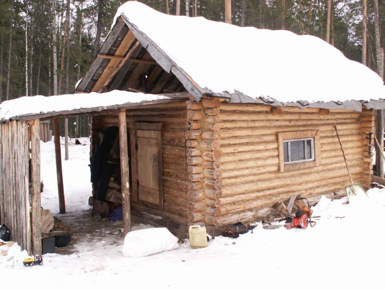 Охотничье зимовье в тайге