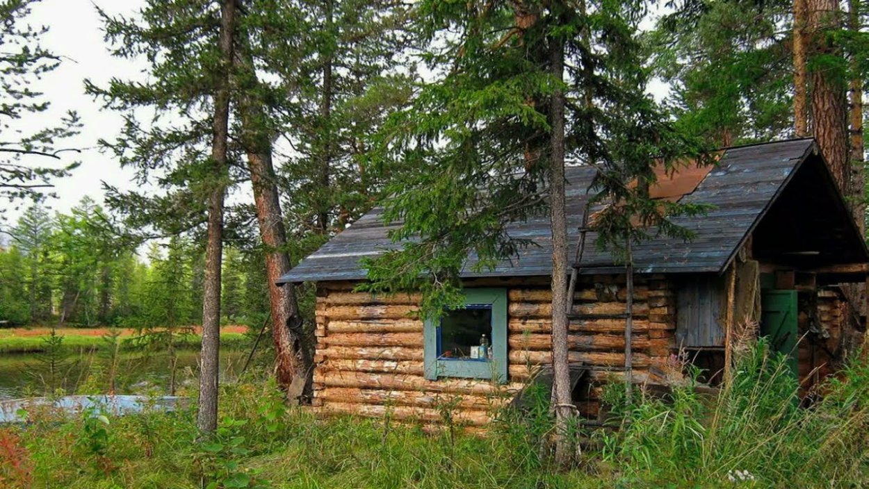 Охотничье зимовье в тайге