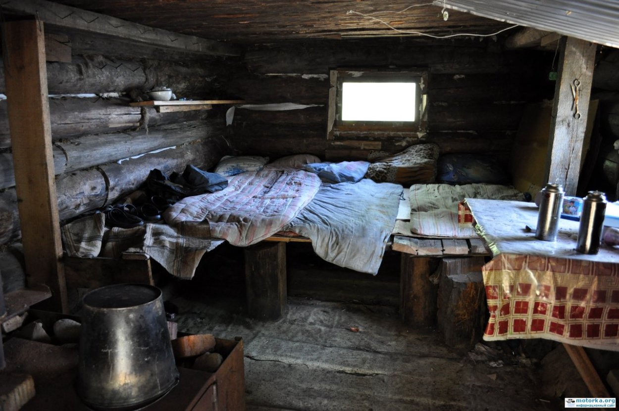 Таежная изба внутри