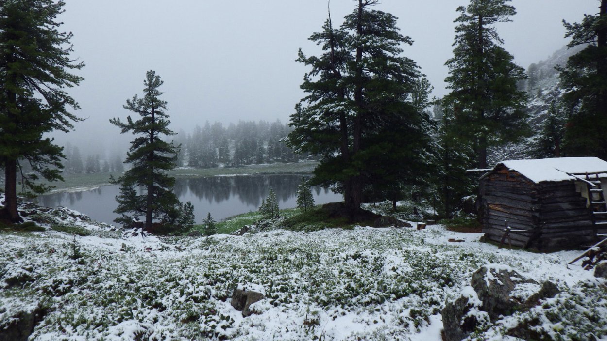 Зимовье в тайге на реке