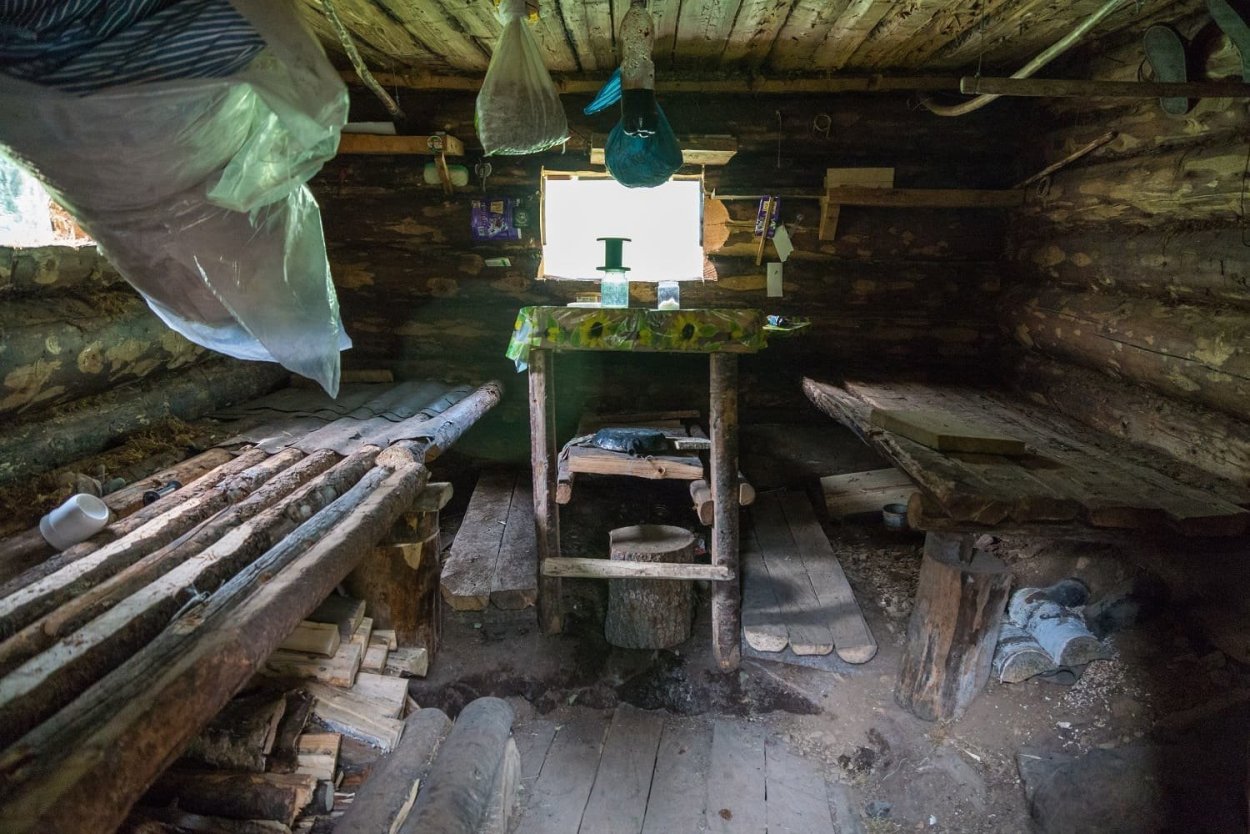 Охотничья изба в тайге внутри