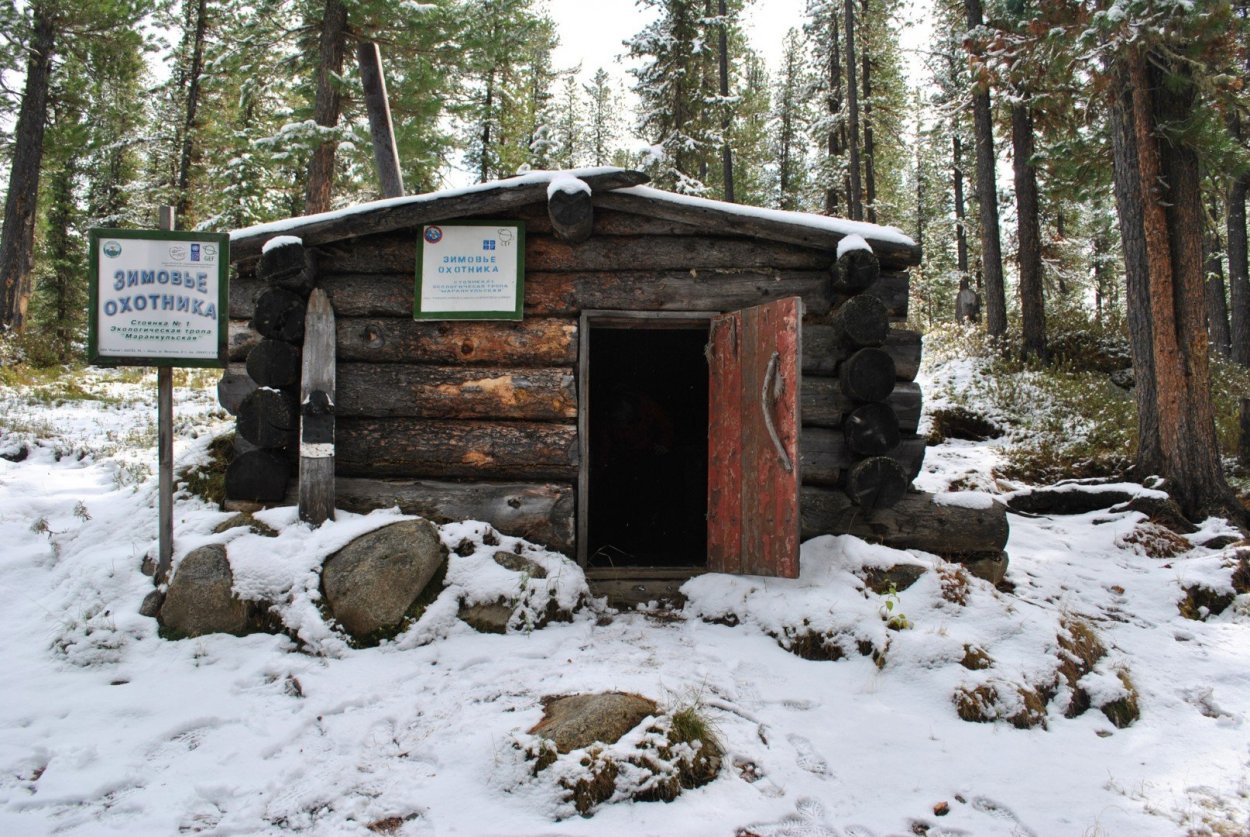 Зимовье охотника в тайге