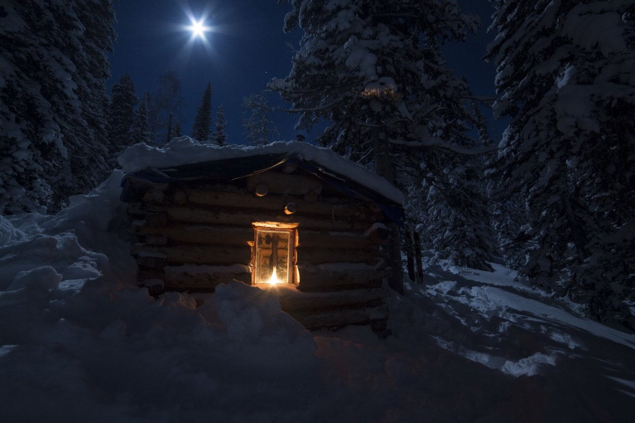 Избушка в лесу зимой