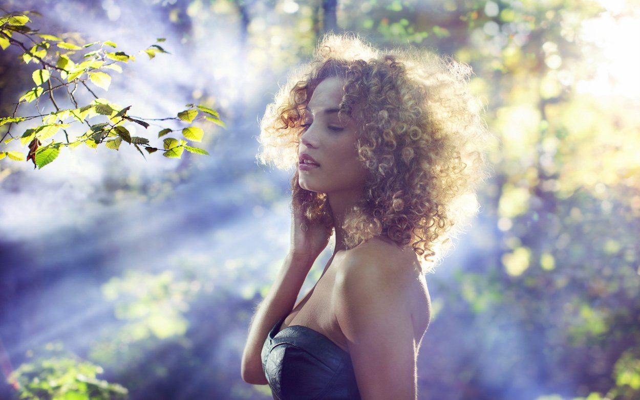 Девушка в лучах солнца