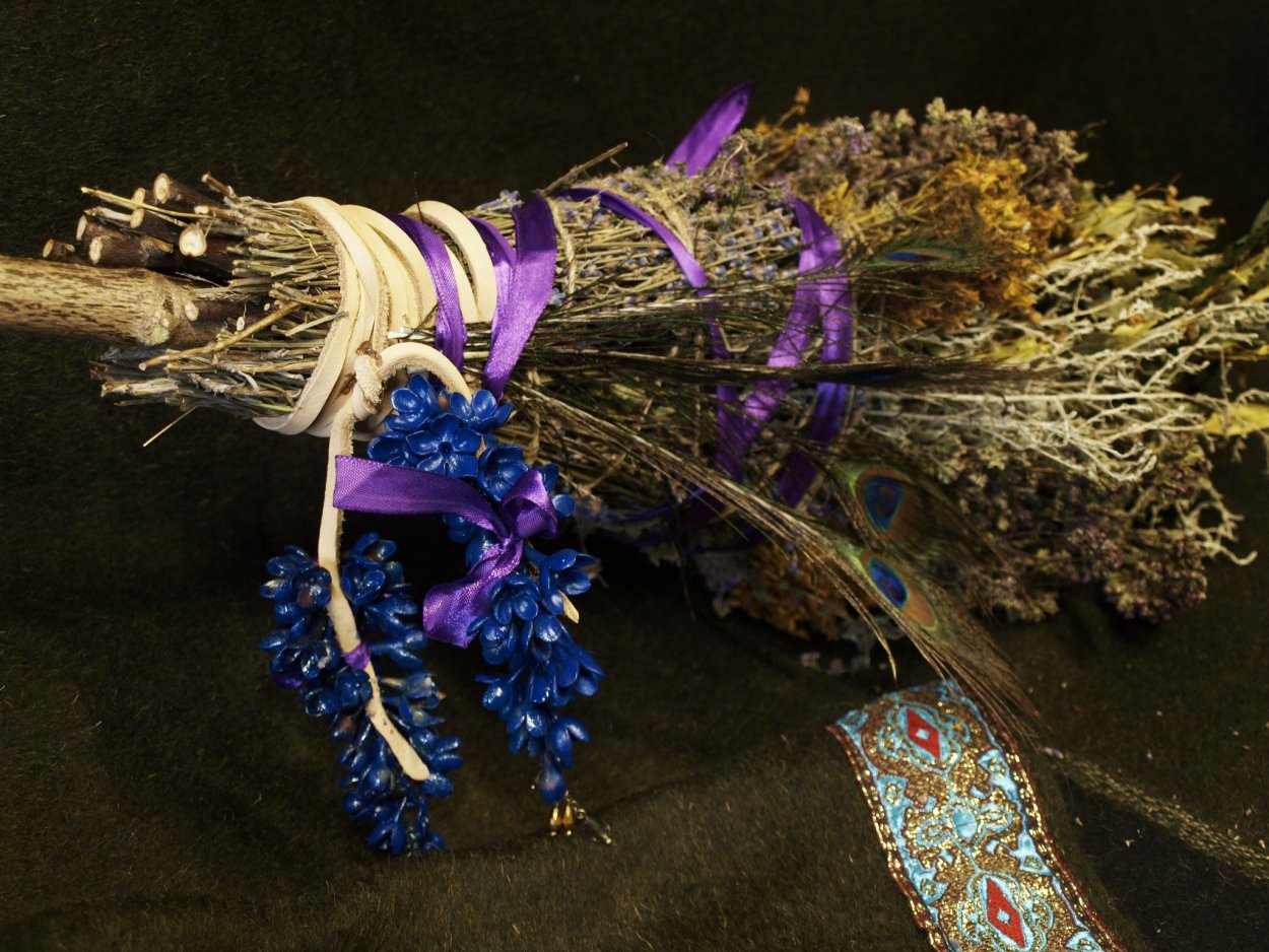 Декоративная метла ведьмы