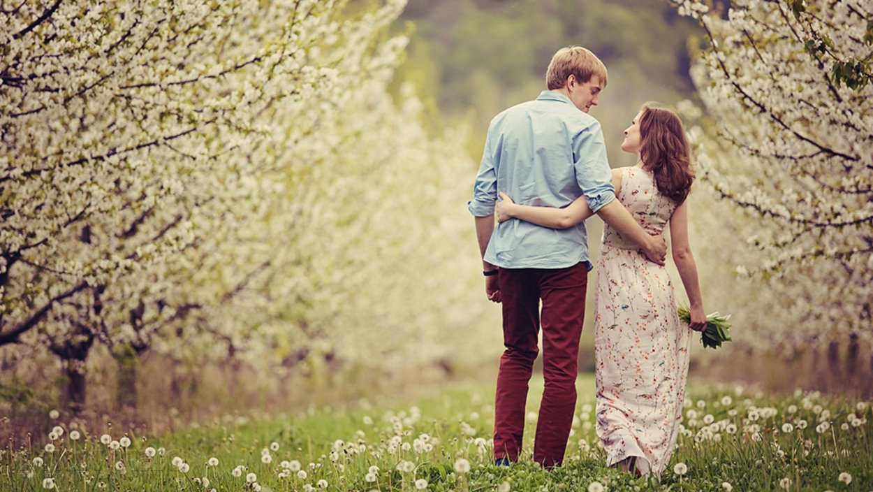Влюбленные в цветущем саду