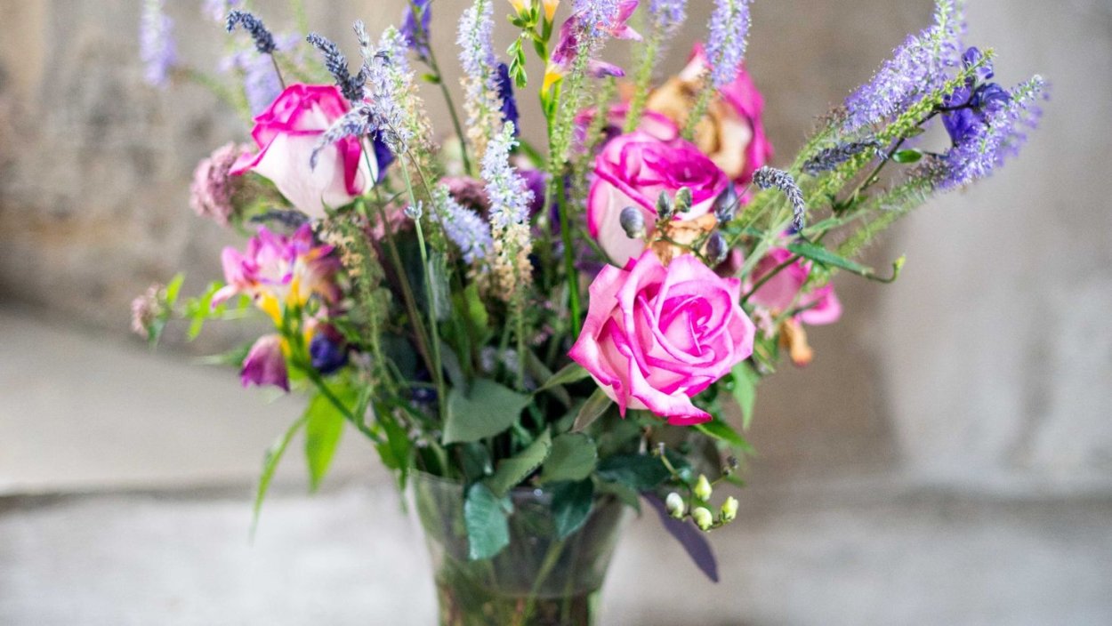 Букет из полевых цветов в вазе с лавандой