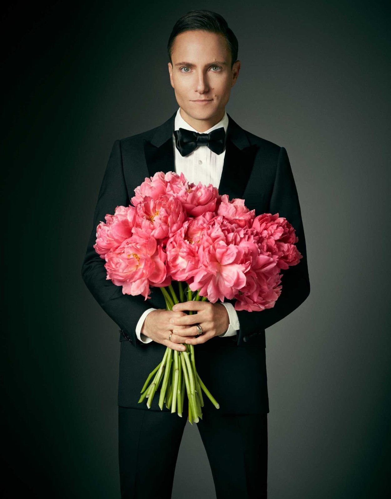 Парень с букетом