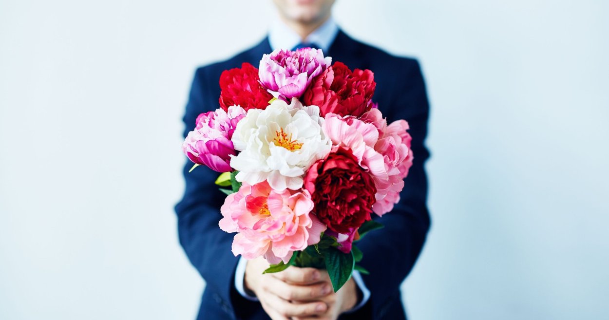 Человек с цветами