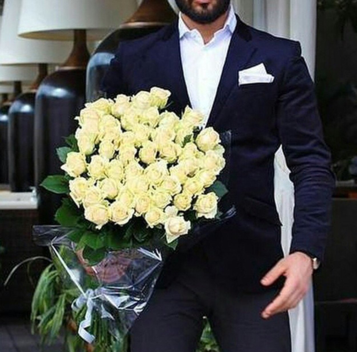 Мужчина с цветами