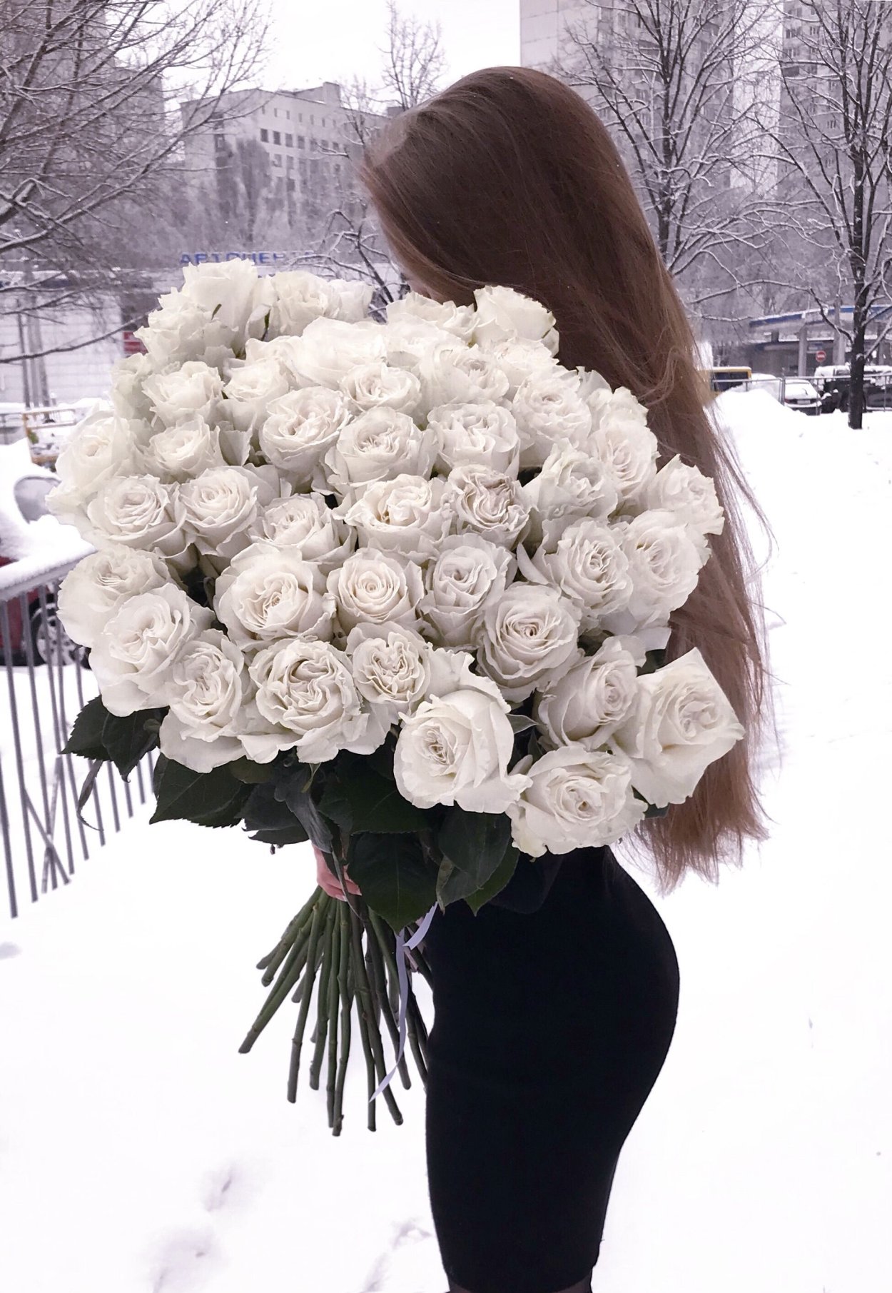 Девушка с букетом роз