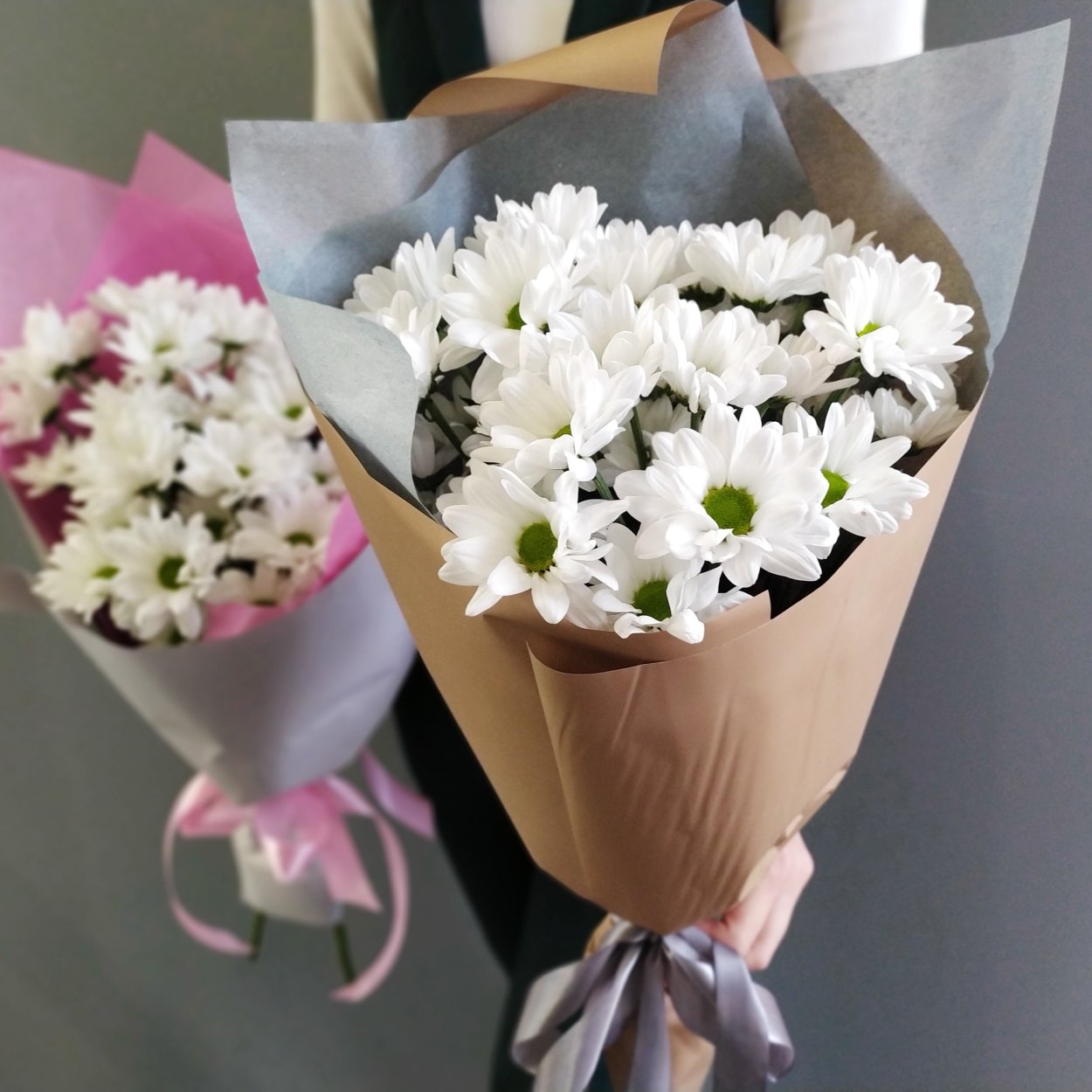 Стильный букет из белых хризантем