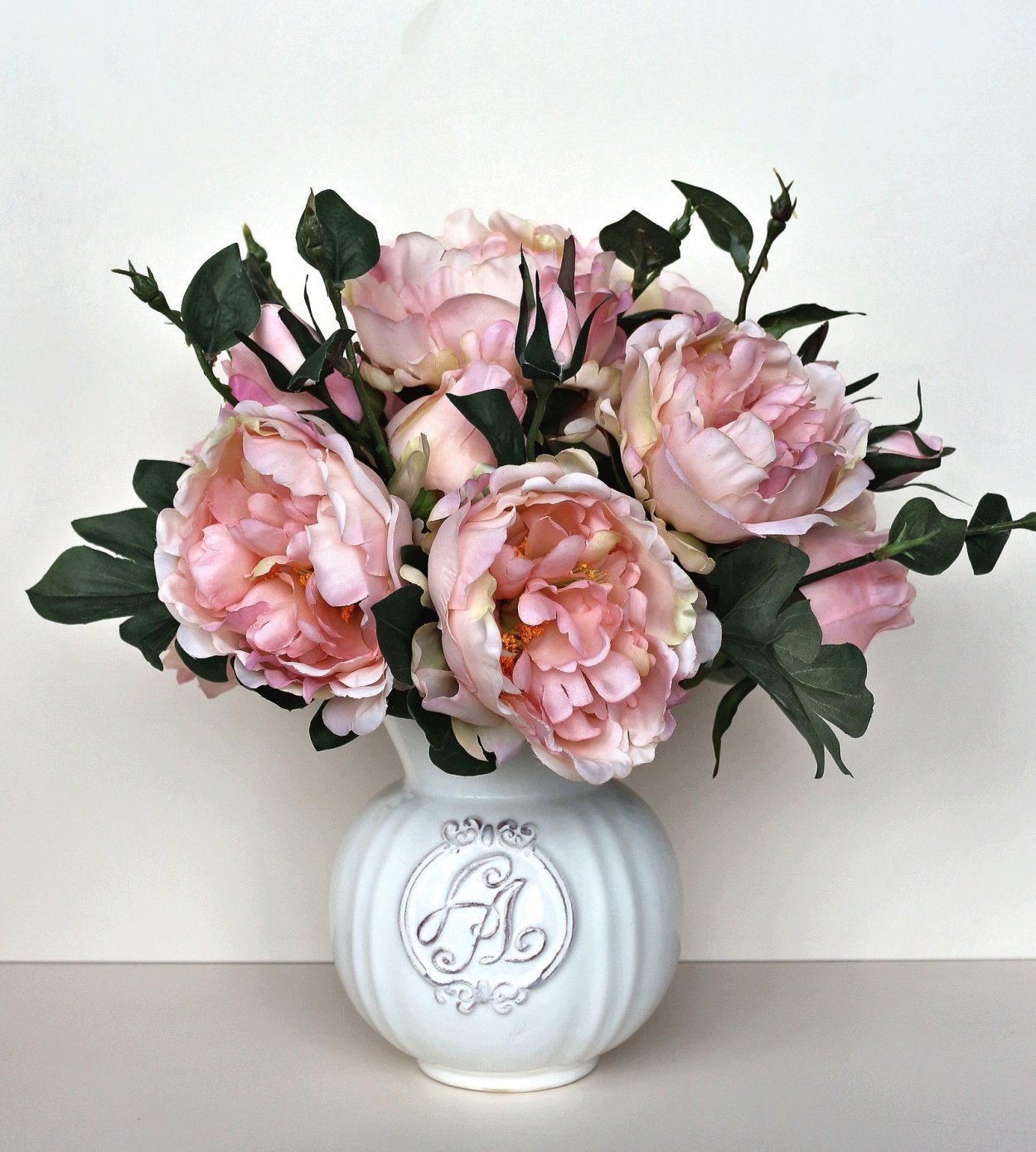 Композиция из искусственных пионов