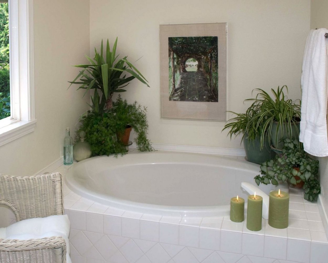 Искусственные растения в ванной