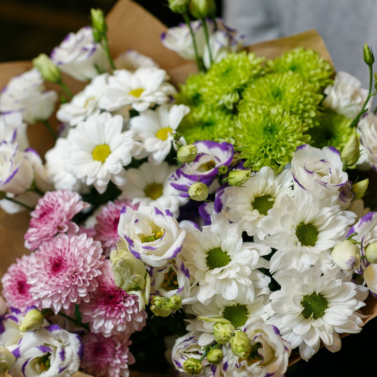 Букет с лизиантусом и кустовой хризантемой