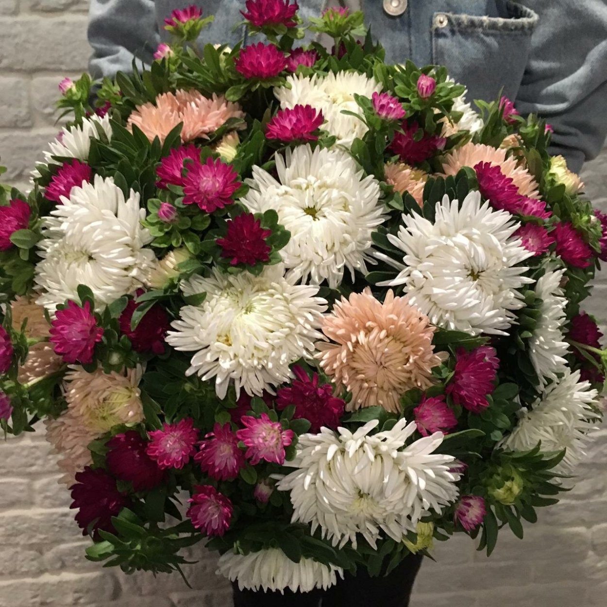 Букет белых астр красивый