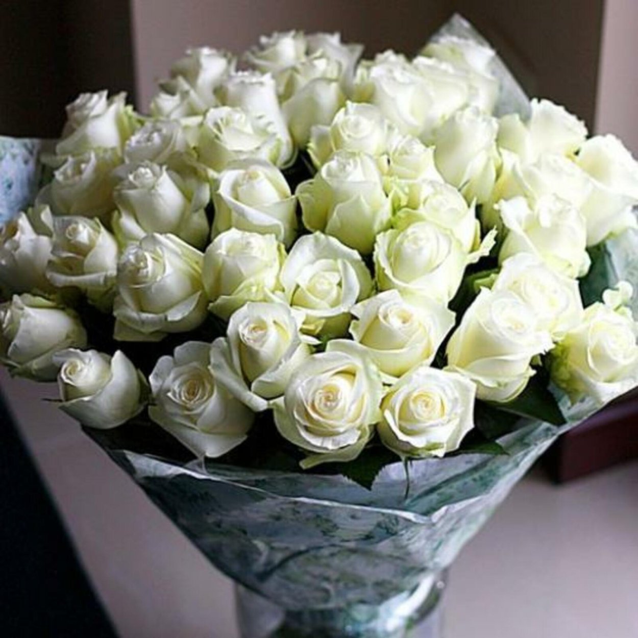 Букет белых роз на столе