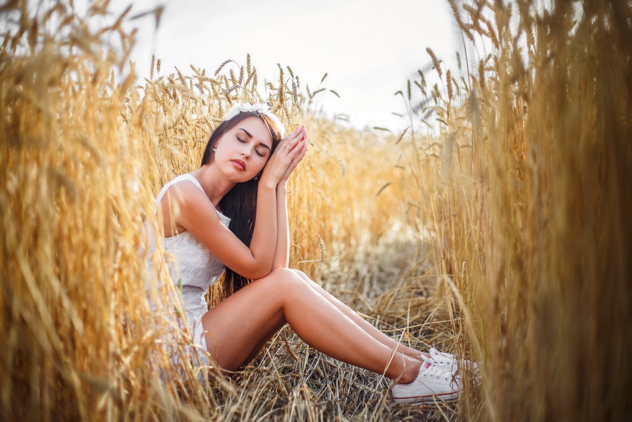 Девушка в поле