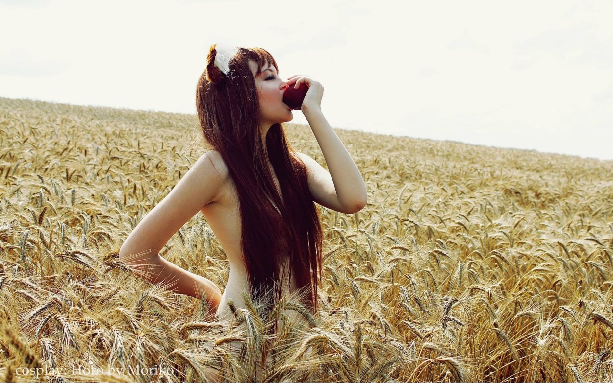 Милая девушка в поле