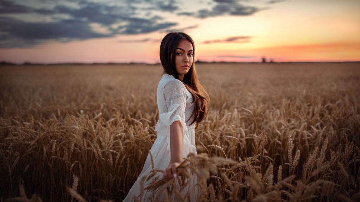 Красивая девушка в поле