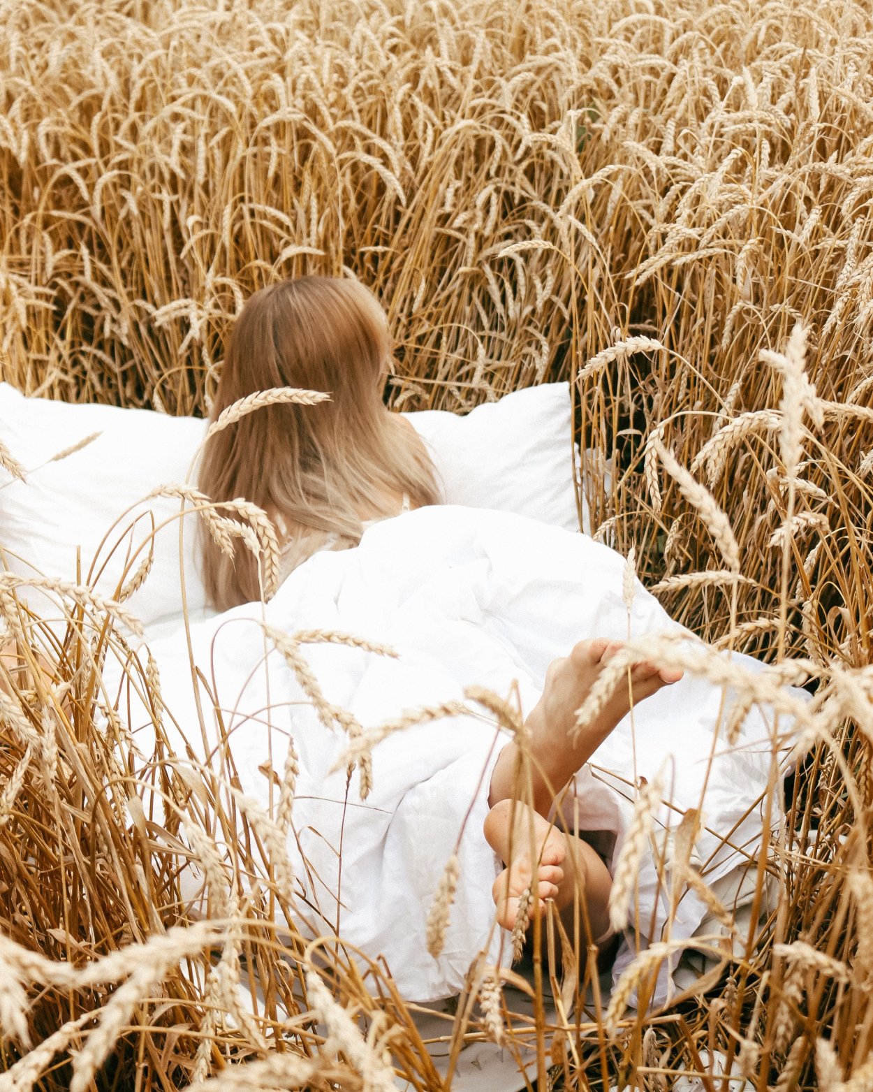 Фотосессия в поле на простыне