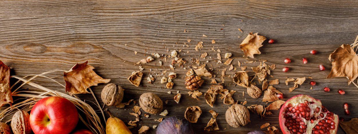 Яблоко и орехи