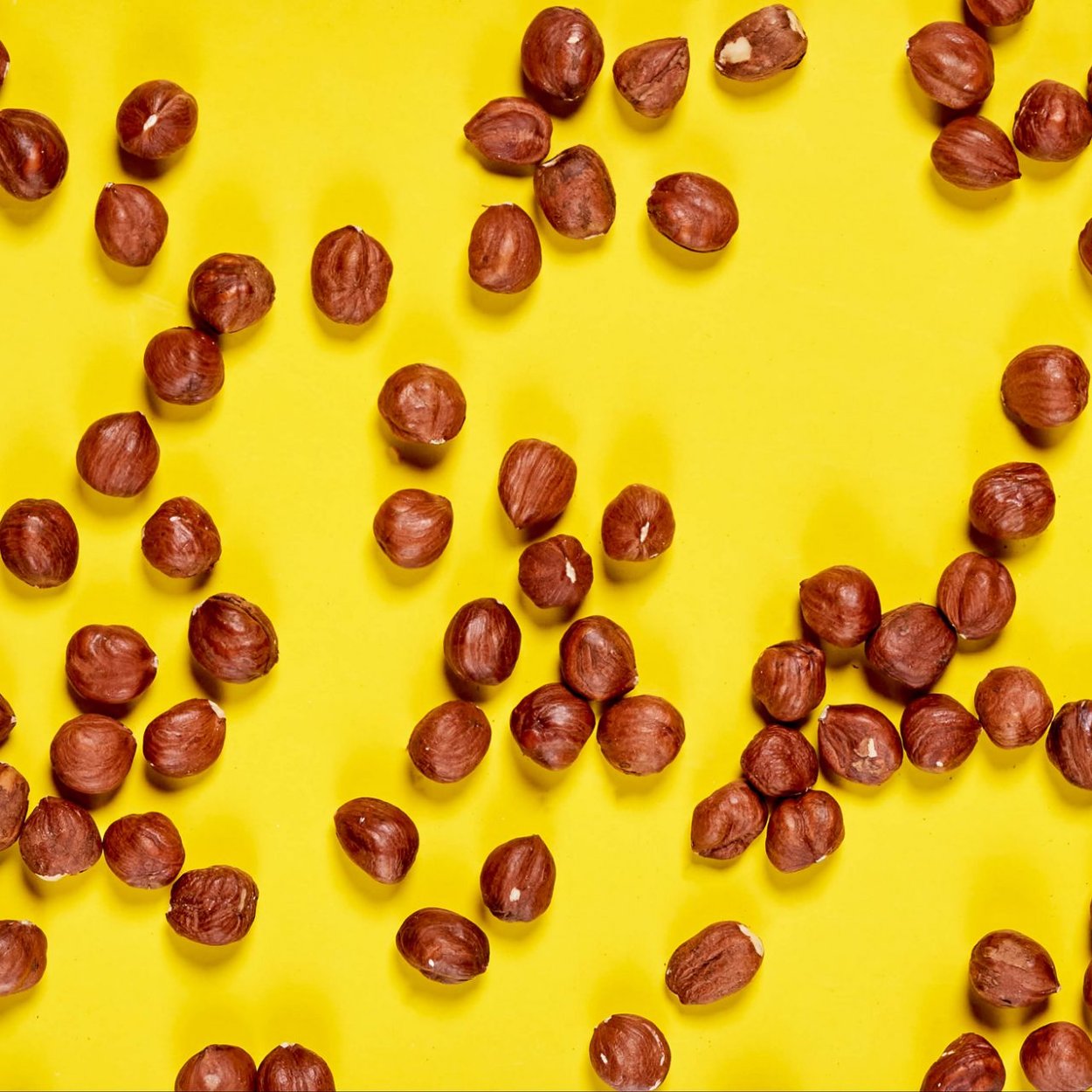 Орехи на желтом фоне