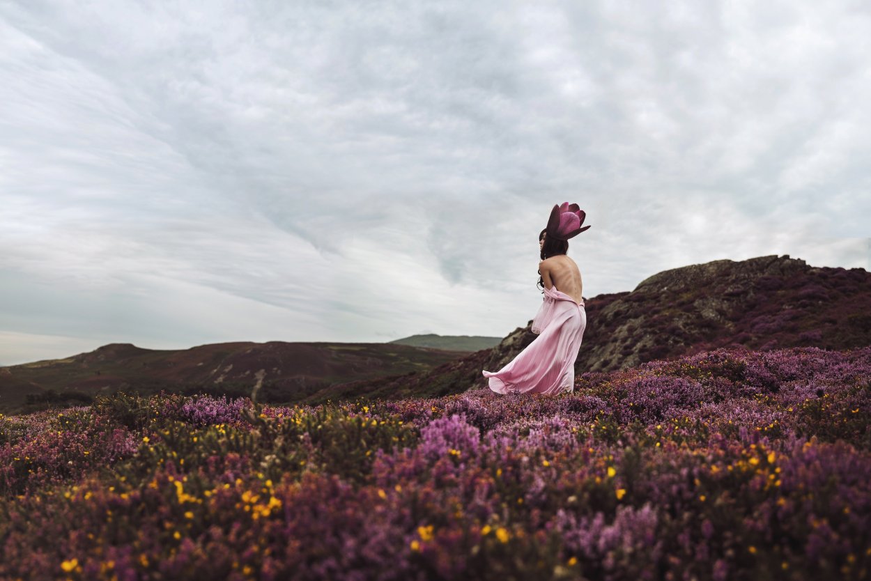 Девушка в горах среди цветов