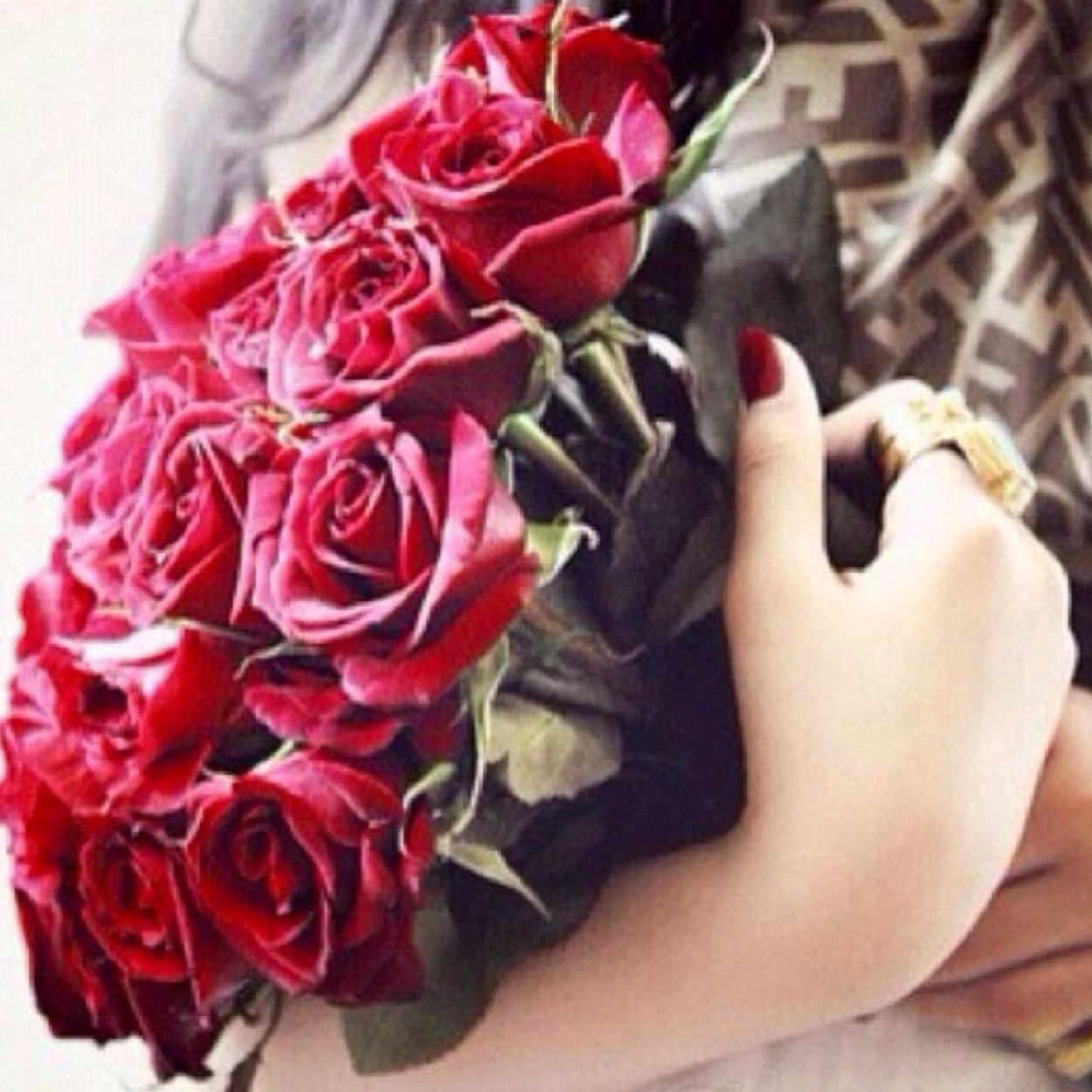 Цветы в руках женщины