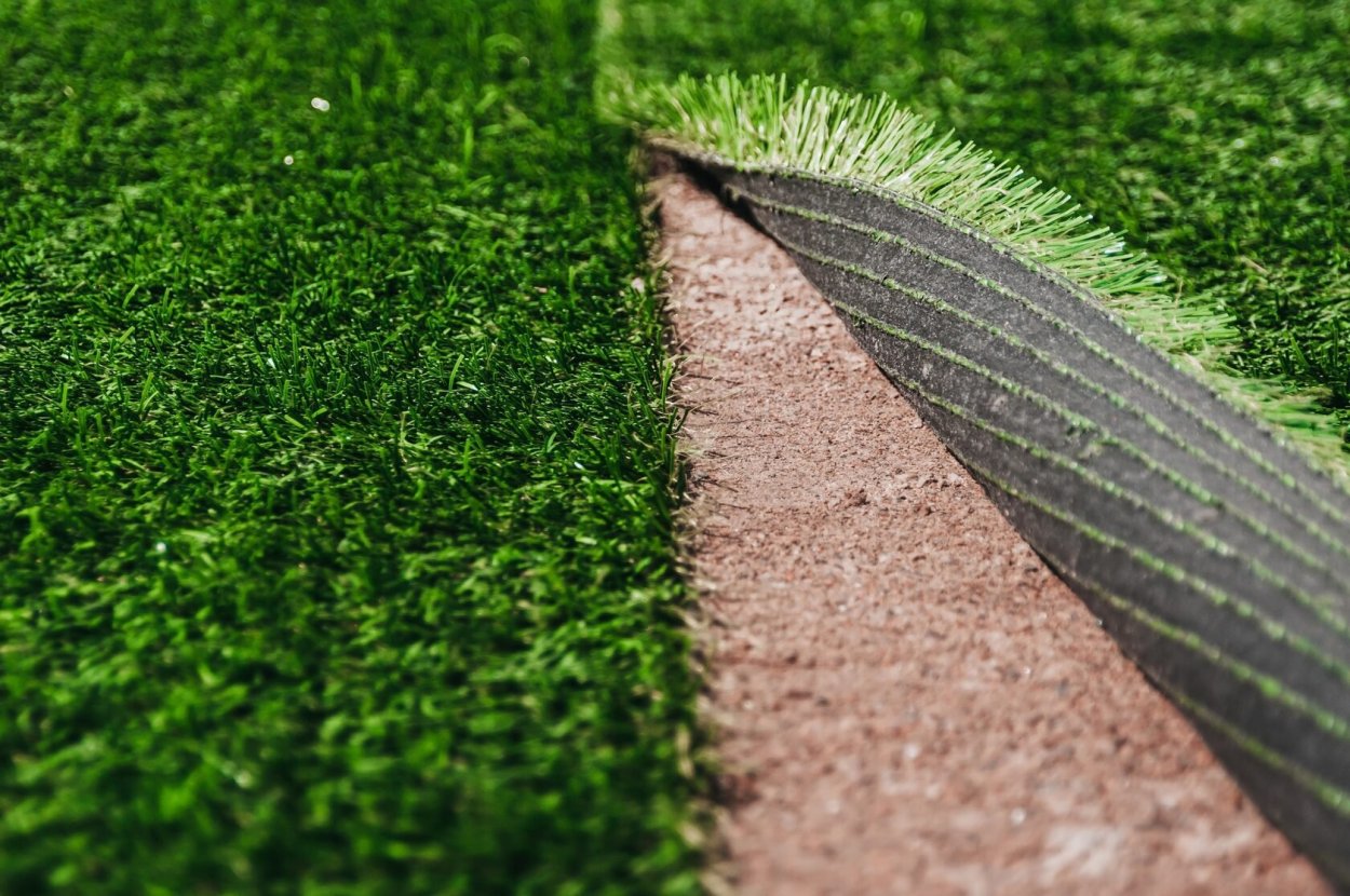 Искусственная трава на поле