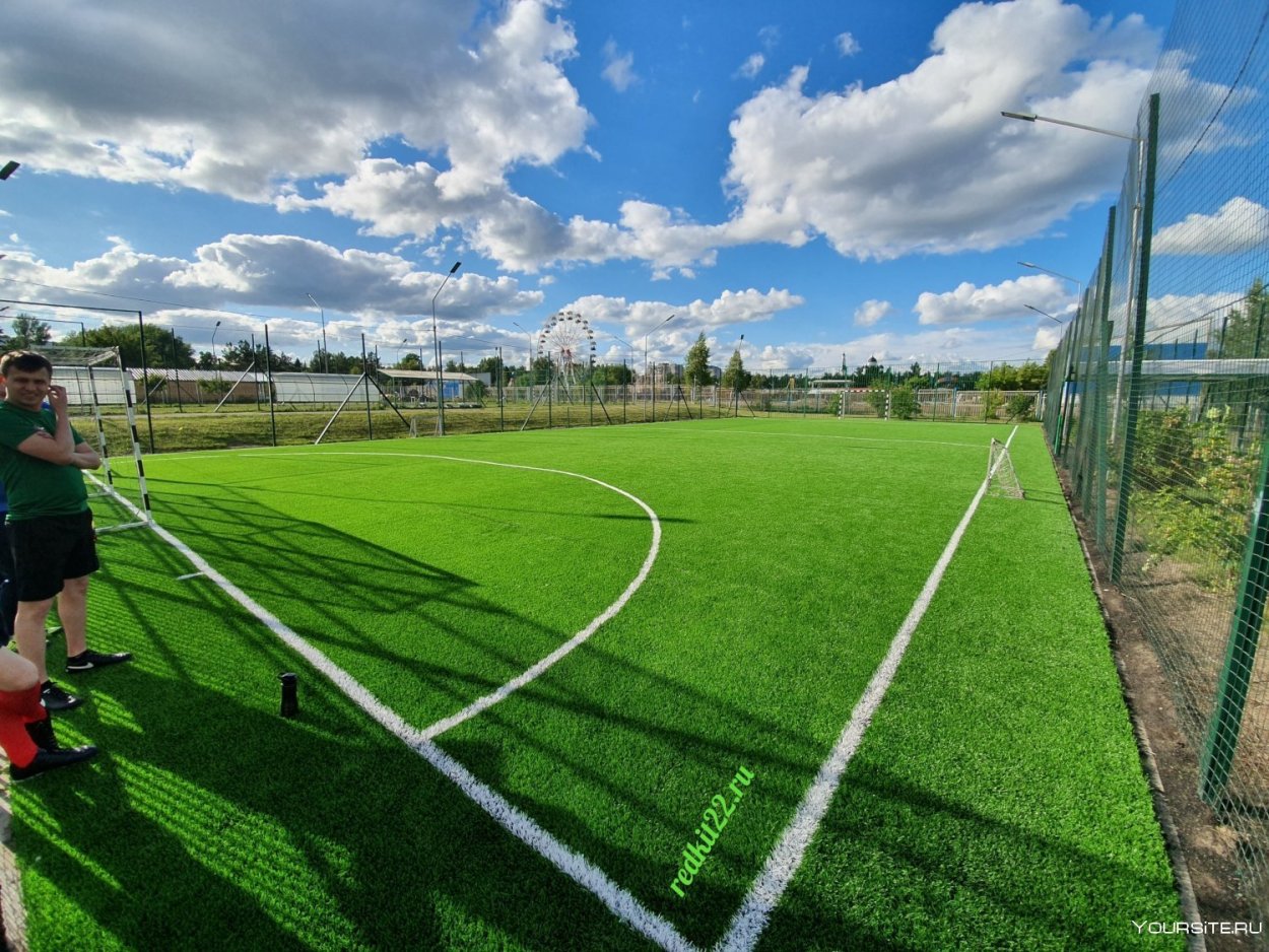 Футбольное поле с искусственным покрытием