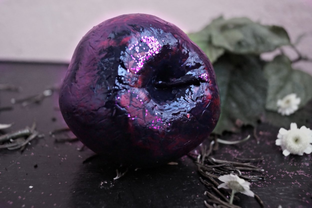 Яблоки «черный бриллиант» фиолетовые,