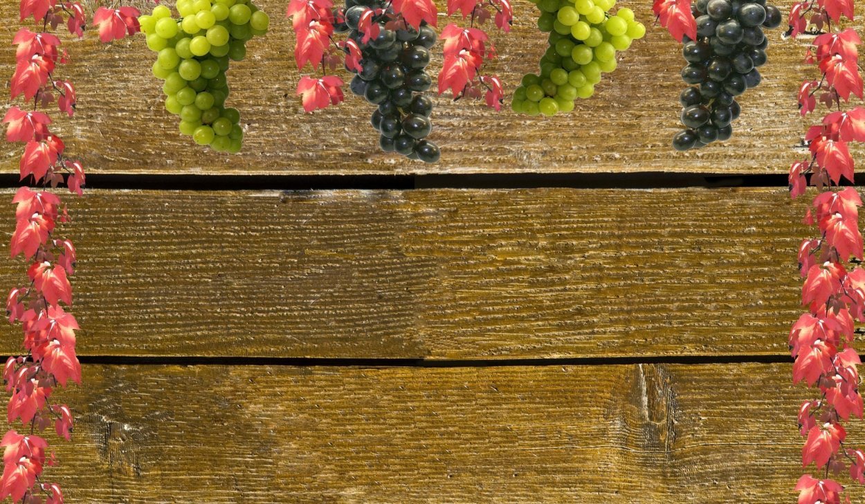 Виноград на деревянном столе