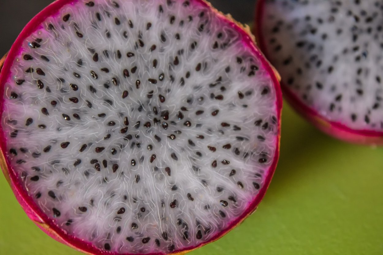 Питахайя фрукт внутри красный