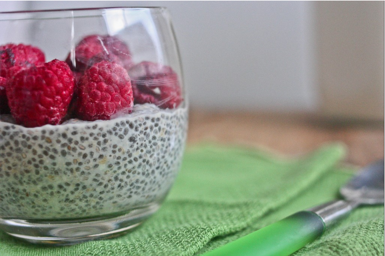 Десерт вишня и семена чиа в стакане