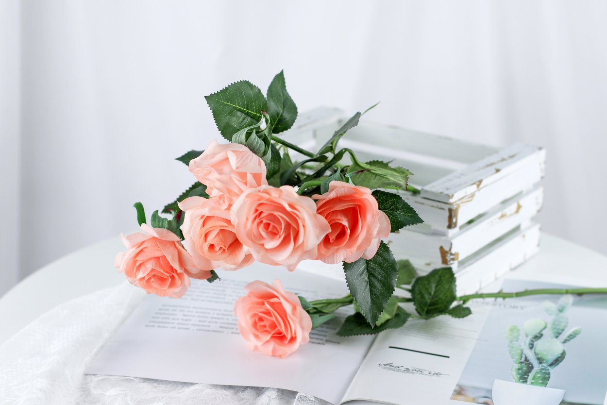 Букет лежит на столе