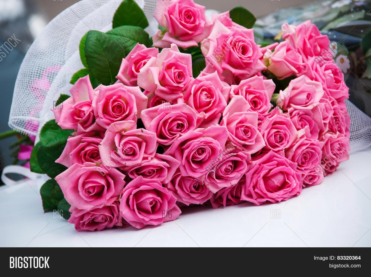 Шикарный букет розовых роз