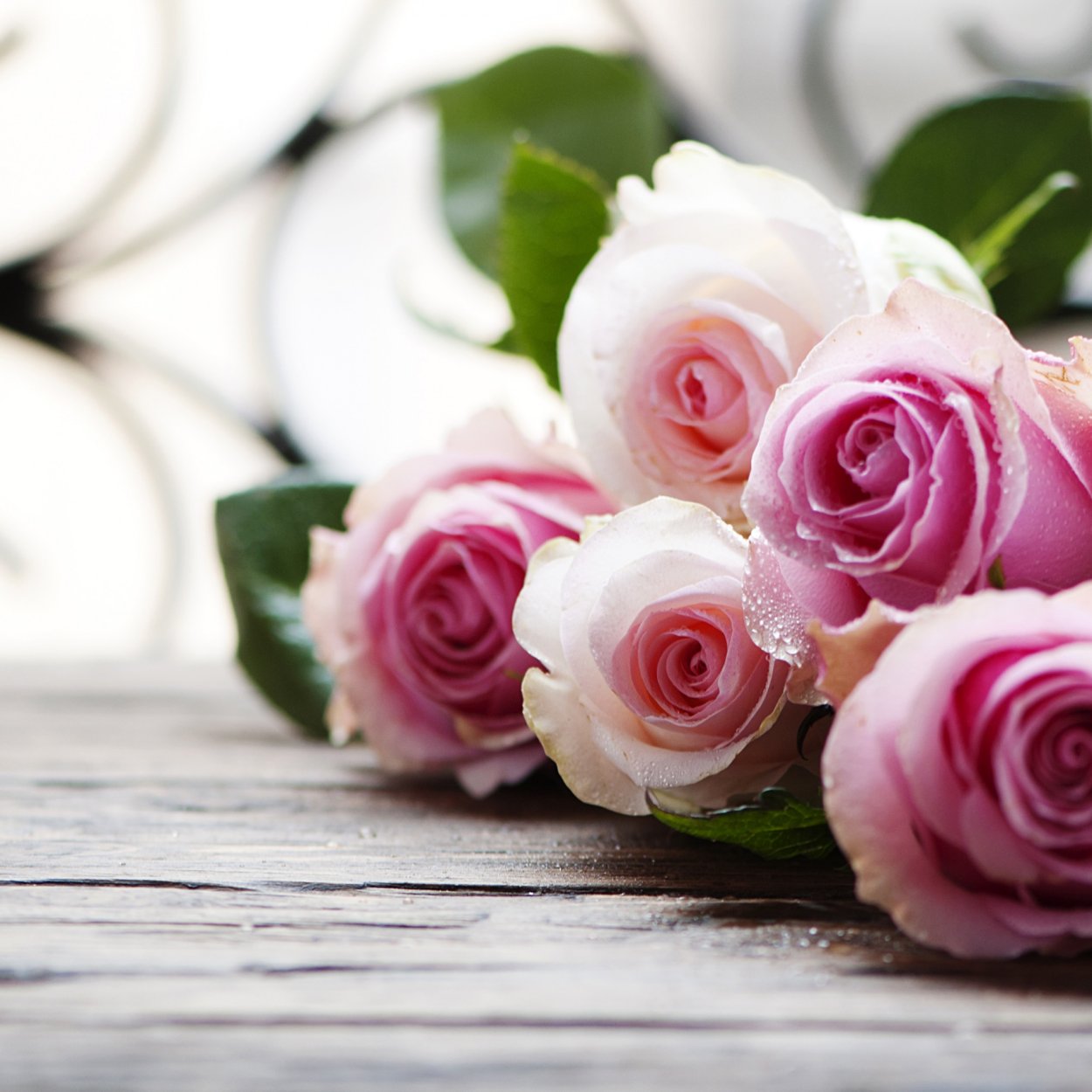 Розы лежат на столе