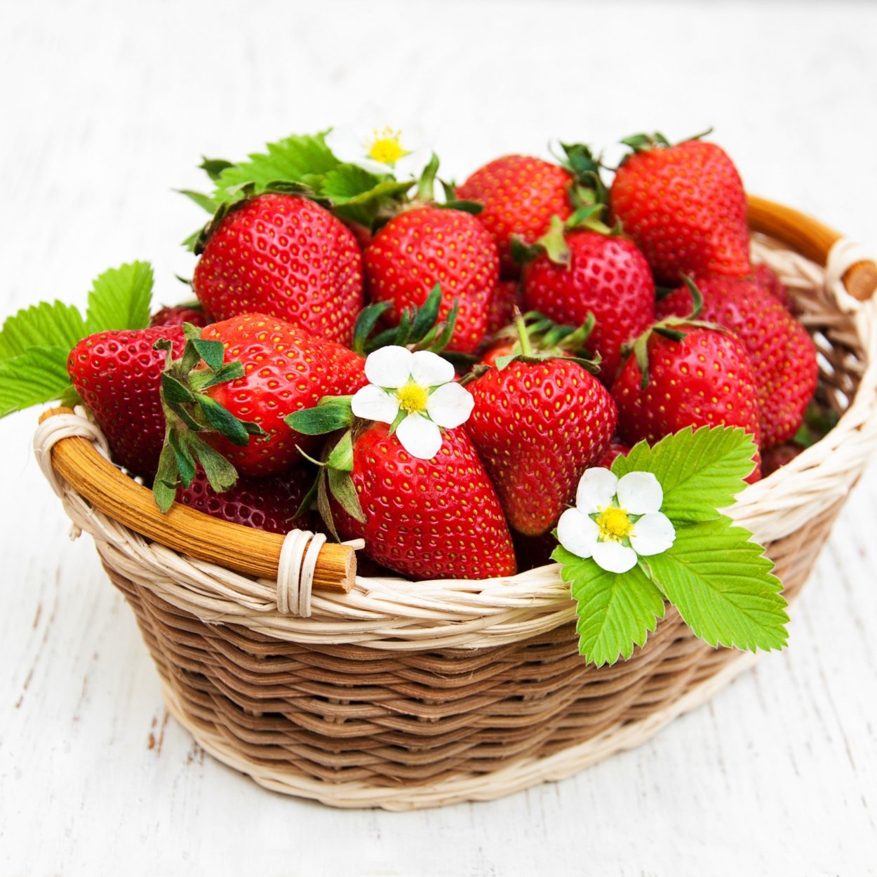 Ромашки и клубника на прозрачном фоне