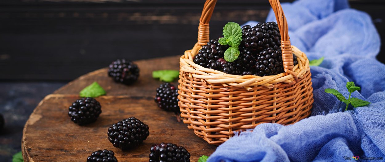 Корзинка с ягодами и фруктами