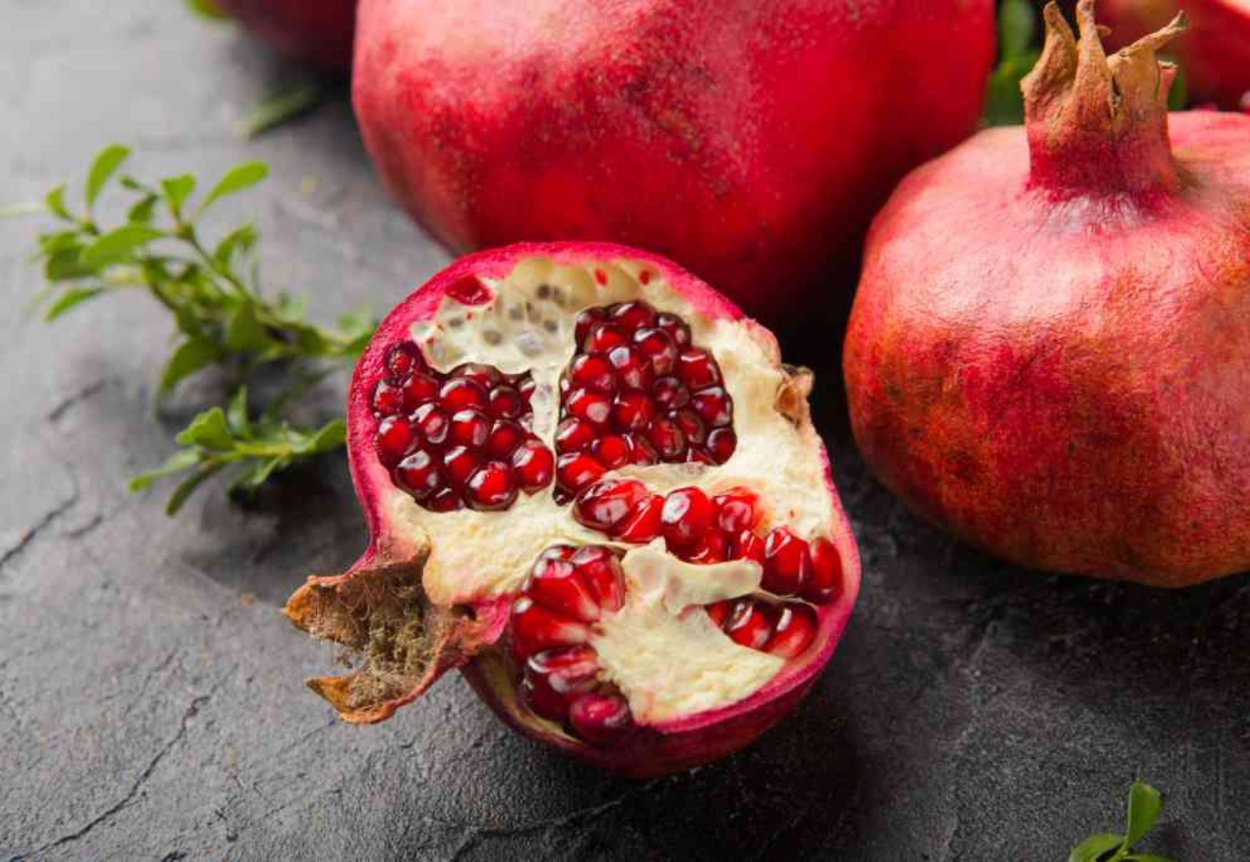 Спелый и неспелый гранат