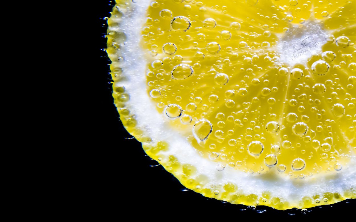 Лимон на черном фоне