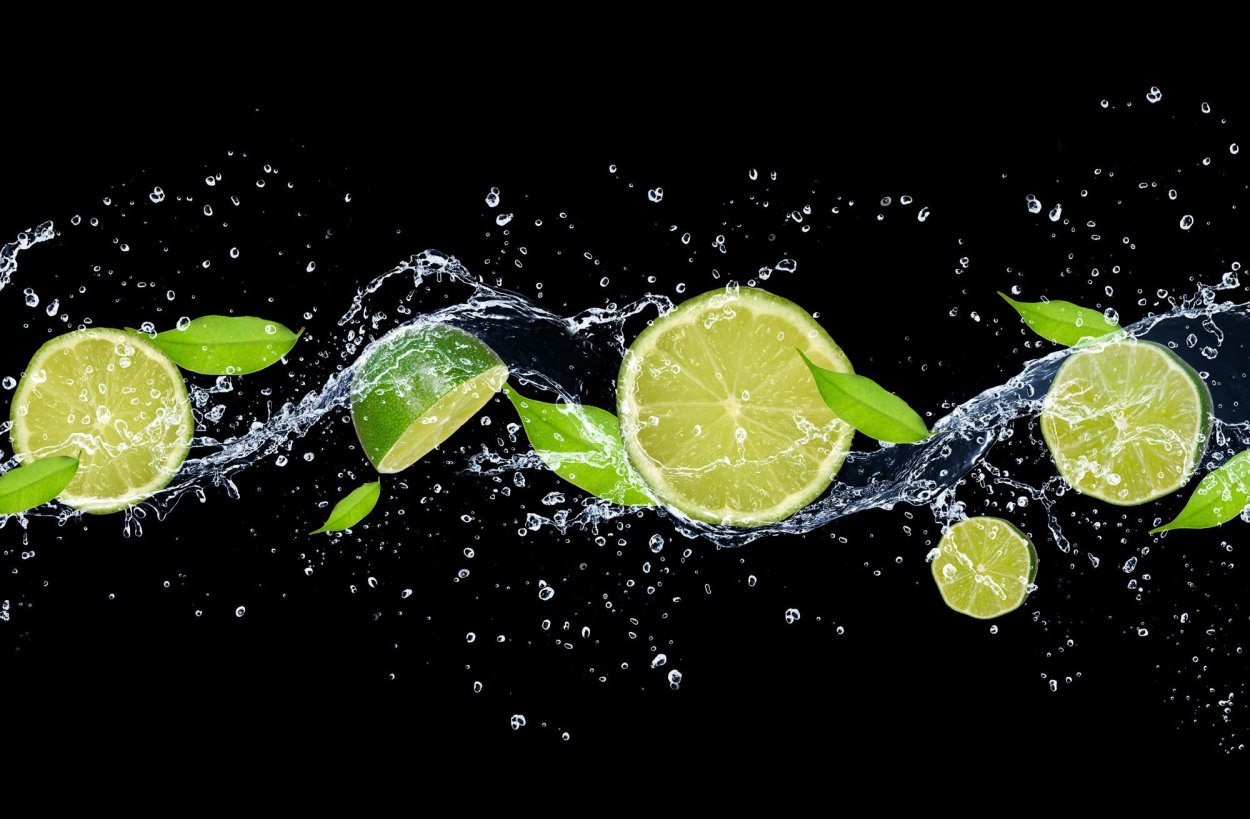 Сочные фрукты на темном фоне