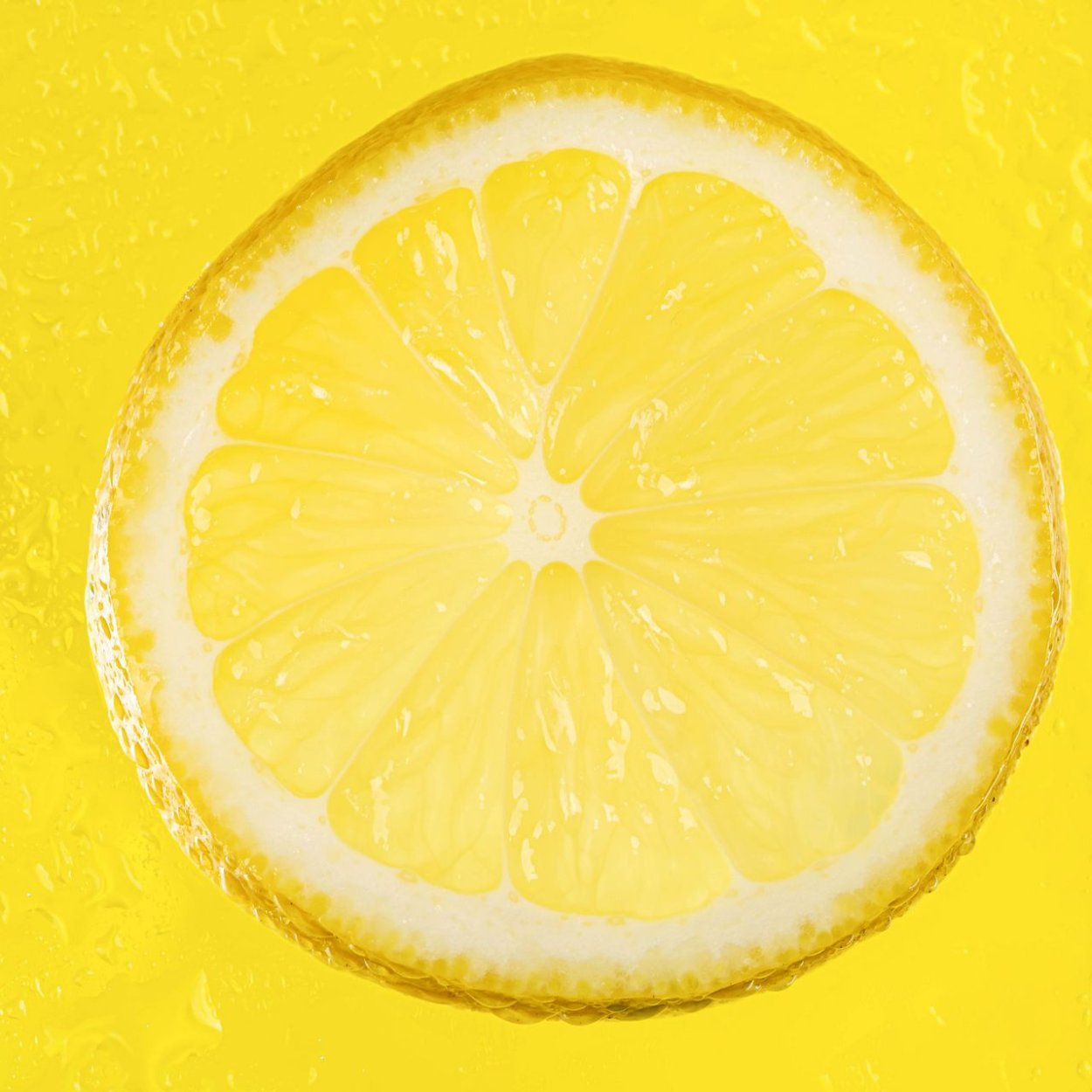 Апельсин на желтом фоне