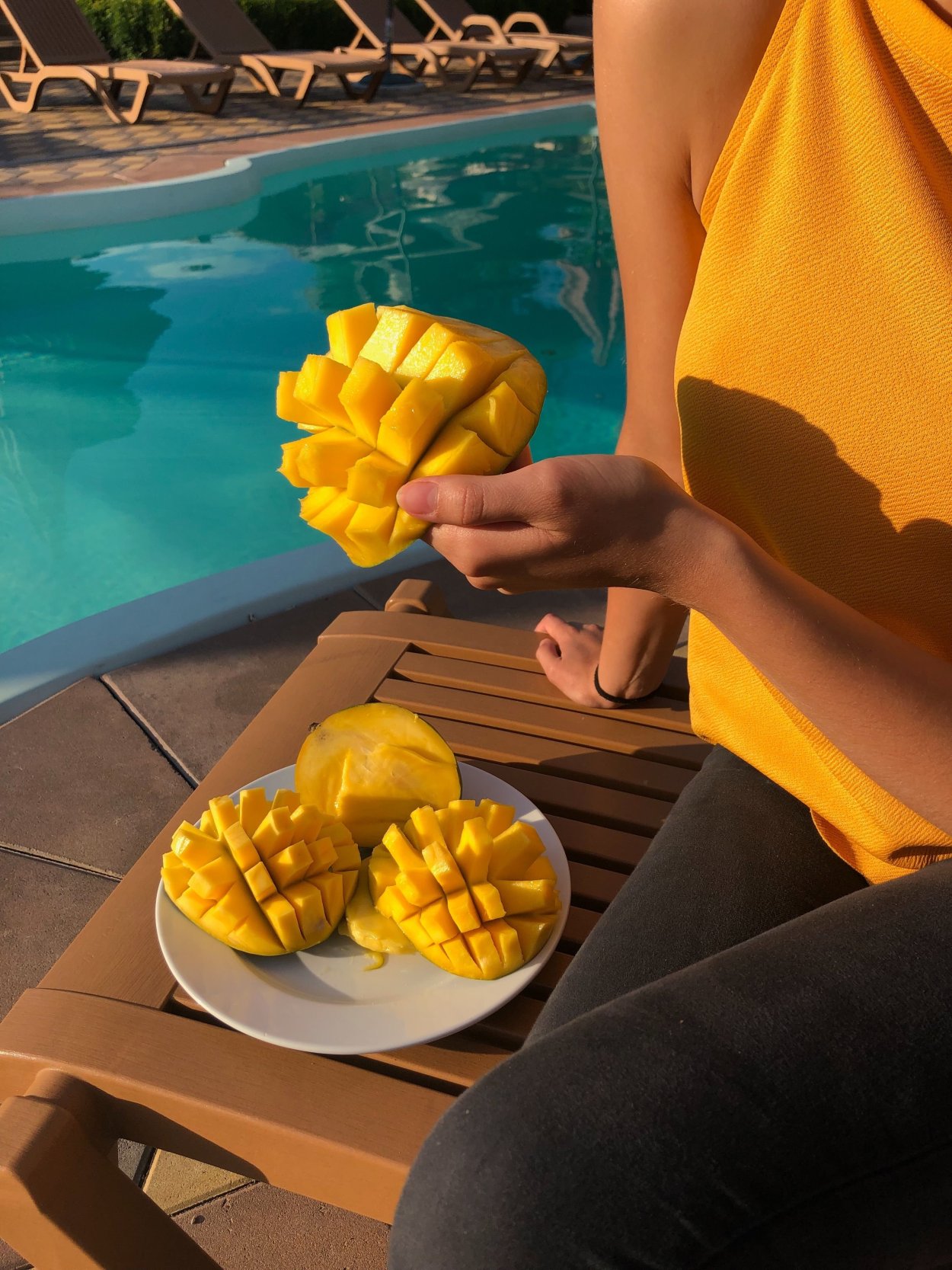 Девушка с манго на пляже